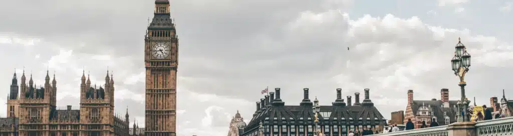 Big ben sur les berges de la Tamise