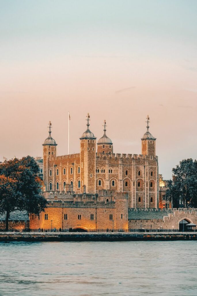 Tour de Londres au couché de soleil.